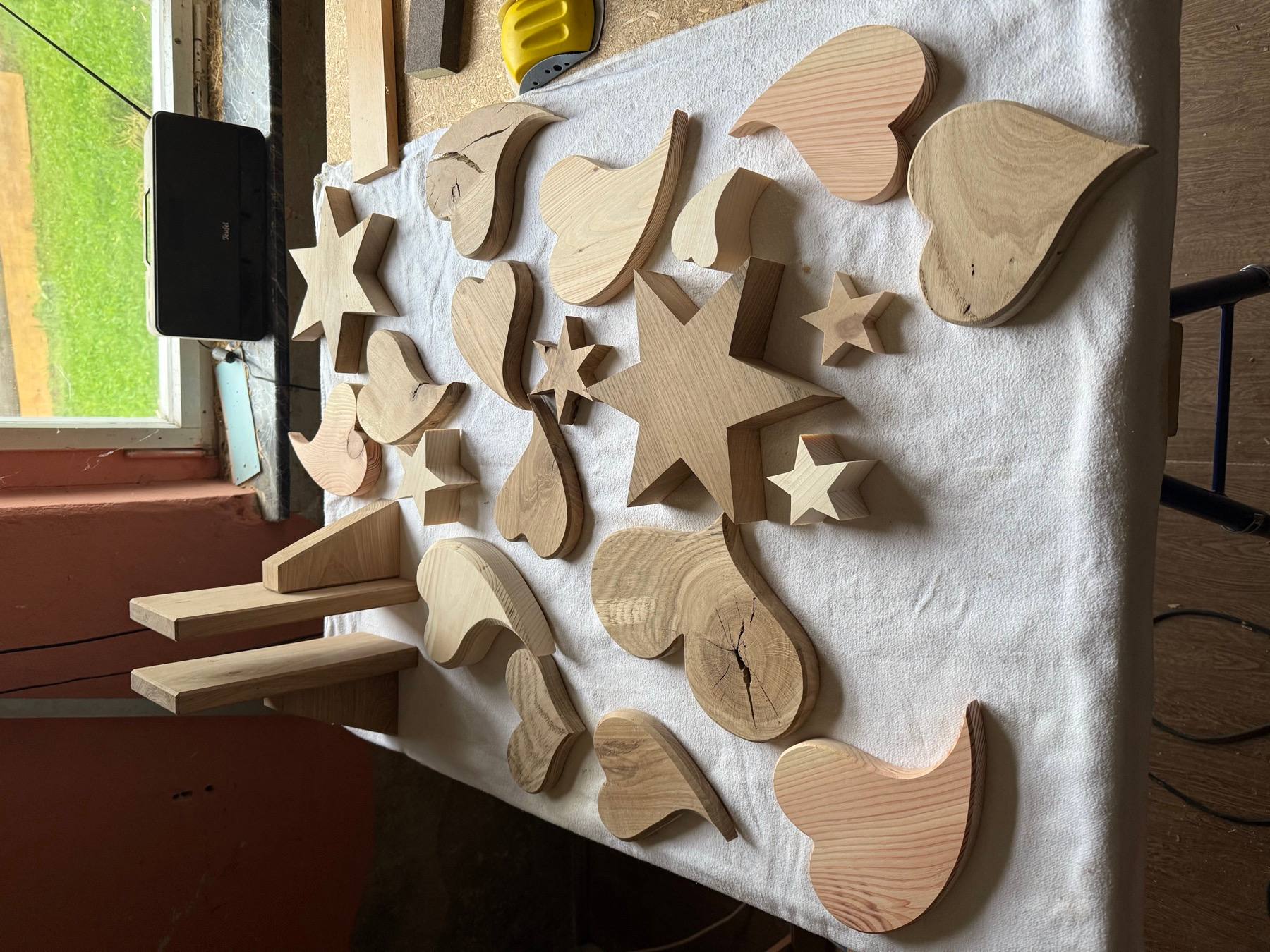 Holzformen und Dekoration aus regionalem Holz