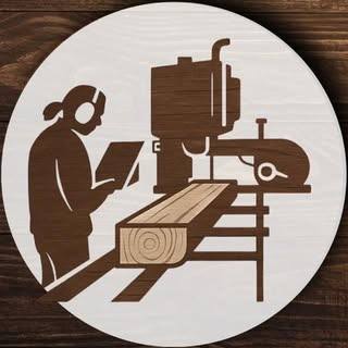 Rainer Scholl bei der Arbeit am Holz